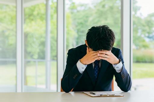 img src=”cat.jpg” alt=”ひどく落ち込むビジネスマン”/